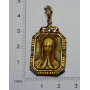Medalla coa virxe esculpidas en marfil e ouro.