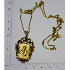 Medalla representando virgen con niño en oro