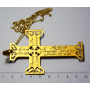 Grande croce in metallo dorato a catena in oro.