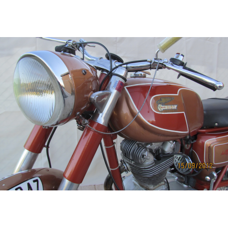  Moto Ducati 250cc. De luxe entièrement restaurée