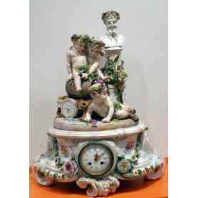 Reloj de sobremesa estilo Meissen. Circa:1900.