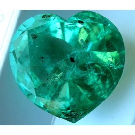 Magnifica esmeralda talla en forma de corazón.