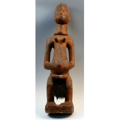 Figura femenina africana, del pueblo baulé.