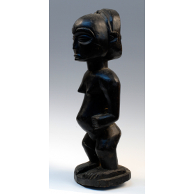 Estatua femenina del pueblo fang. Madera tallada.