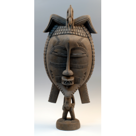 Fetiche ceremonial, con una gran máscara en madera tallada