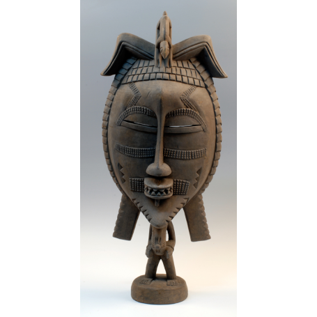 Fetiche ceremonial, con una gran máscara en madera tallada