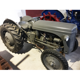 Tractor Ferguson. A metade s.: XX.