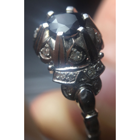 Ring, in white gold of law.
