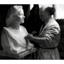 Howard E. D. BAT . Bust en marbre. 1957.