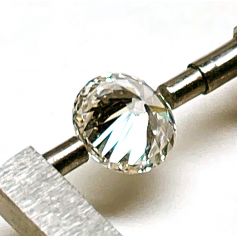 Moderner Diamant im Brillantschliff.