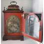 Horloge de table en laque rouge George III vers 1790.