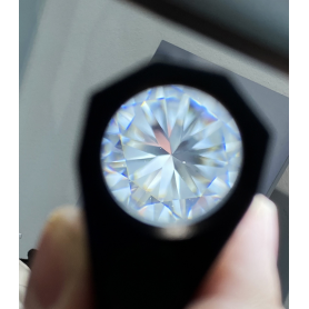 Moderner Diamant im Brillantschliff.