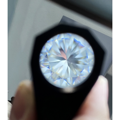 Diamante moderno de corte brillante.
