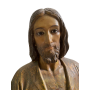 La figura dell'Arcangelo sul legno intagliato